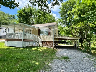 Building Photo - UPDATED 2 BED/1 BATH with carport right ne...