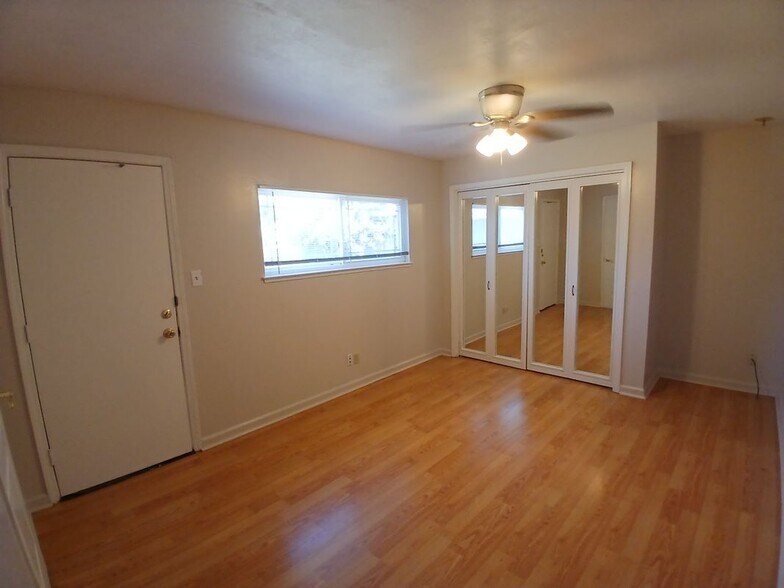 Building Photo - 9952 Vanguard Dr