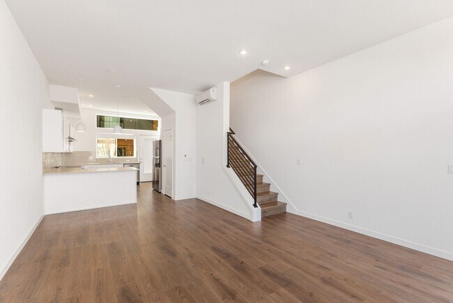 Building Photo - South Seattle Newer Townhome - Great location and floorplan