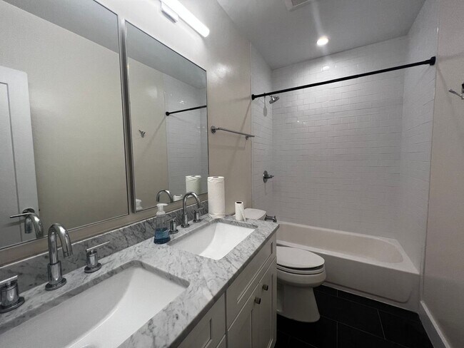 Building Photo - Lavish 5 BR/4 BA Townhome in Petworth!