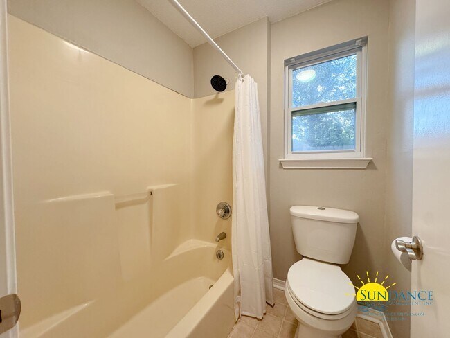 Building Photo - Gorgeous 3 Bedroom Home in Fort Walton Beach-near Hurlburt Field!