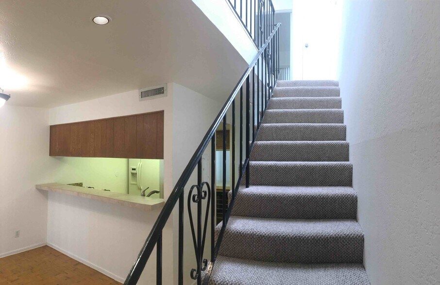 Stairwell to Bedrooms - 3033 Hollycrest Dr
