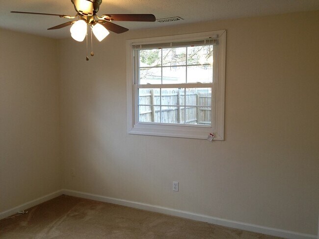 Building Photo - 4 Bedroom Single Family Home in Hampton