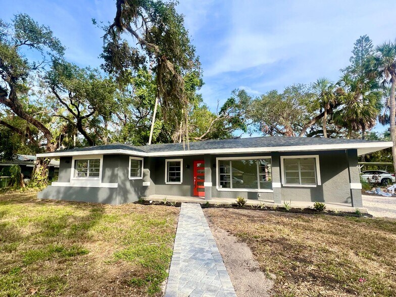Building Photo - 2406 Cocoanut Ave