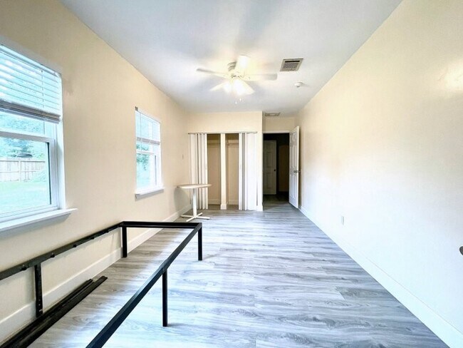 Building Photo - 8223 Bellaire Blvd