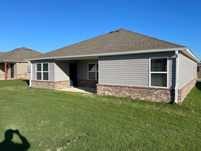 Building Photo - Now Pre-Leasing — Charming 3 Bed, 2 Bath Home in Siloam Springs!