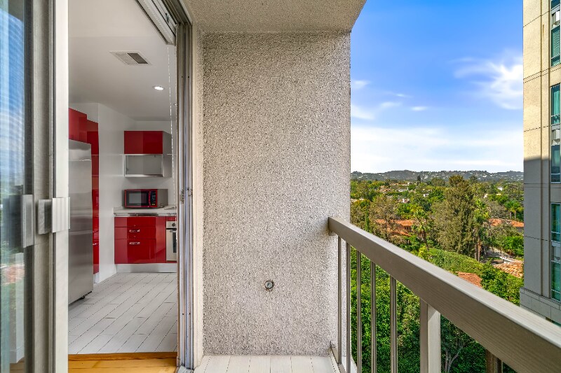 Building Photo - 10747 Wilshire Blvd