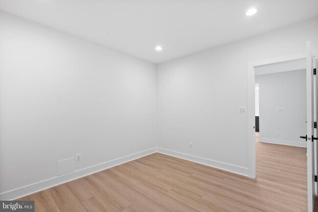 Building Photo - 841 N Manchester St