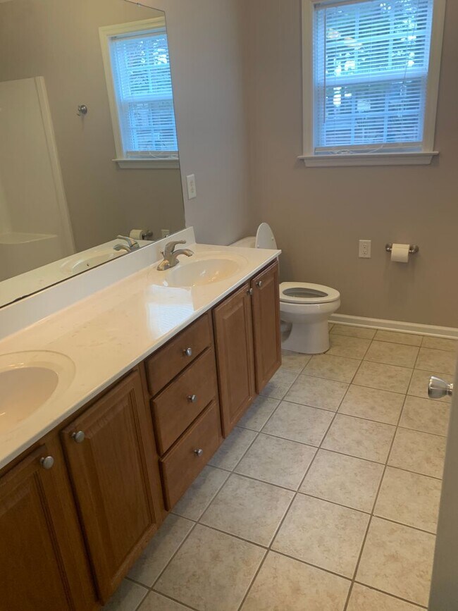 Building Photo - 6216 Castlebrooke Ln