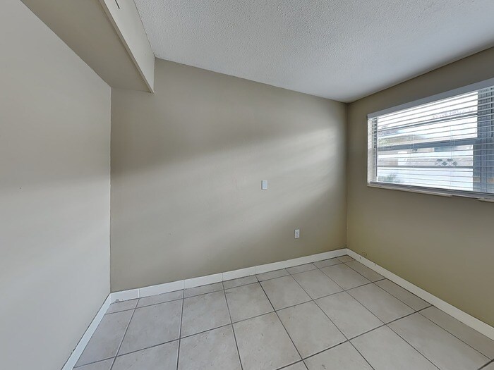 Building Photo - 2514 10th Ave Dr E