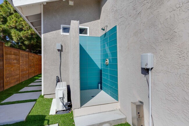 Building Photo - Enjoy the view from this 4 bedroom home with solar and overlooking the lagoon in quiet neighborhood
