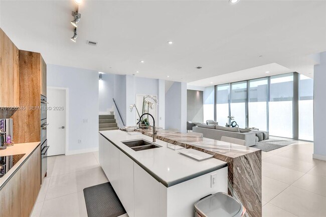 Building Photo - 650 NE 32nd St