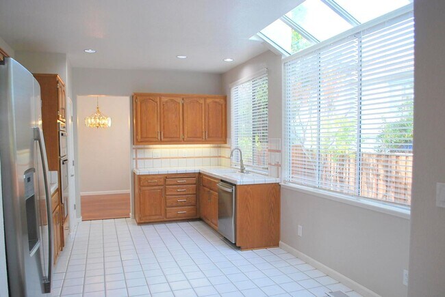 Building Photo - Updated Detached Home in Gated Fleur Du Mo...