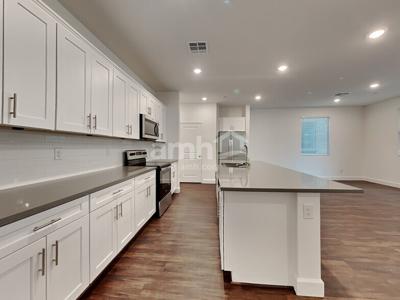 Building Photo - 136 Charmante Tulip Ln