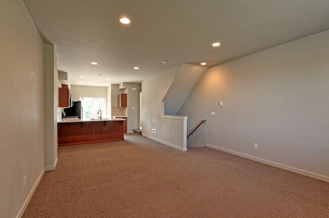 Building Photo - Spacious Townhome - Move In Ready!