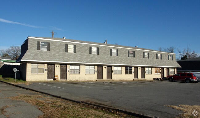 Building Photo - 3021 Parkway Dr