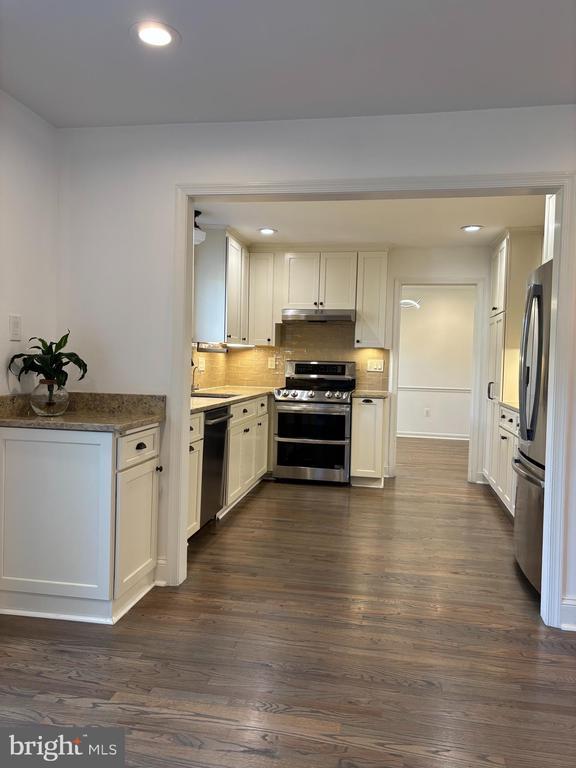 Building Photo - 9830 Meadow Valley Dr
