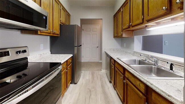 Building Photo - 300 Johnson Ferry Rd