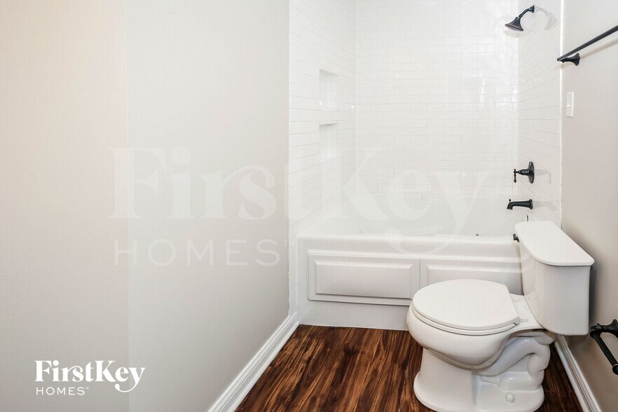 Building Photo - 2135 Woodfield Dr