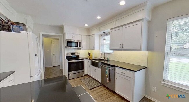 Building Photo - 323 Cardinal Dr