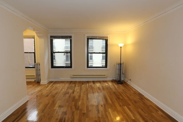 Building Photo - 430 W Roscoe St