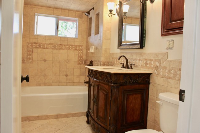 shower/tub combo - 3549 Schaefer St