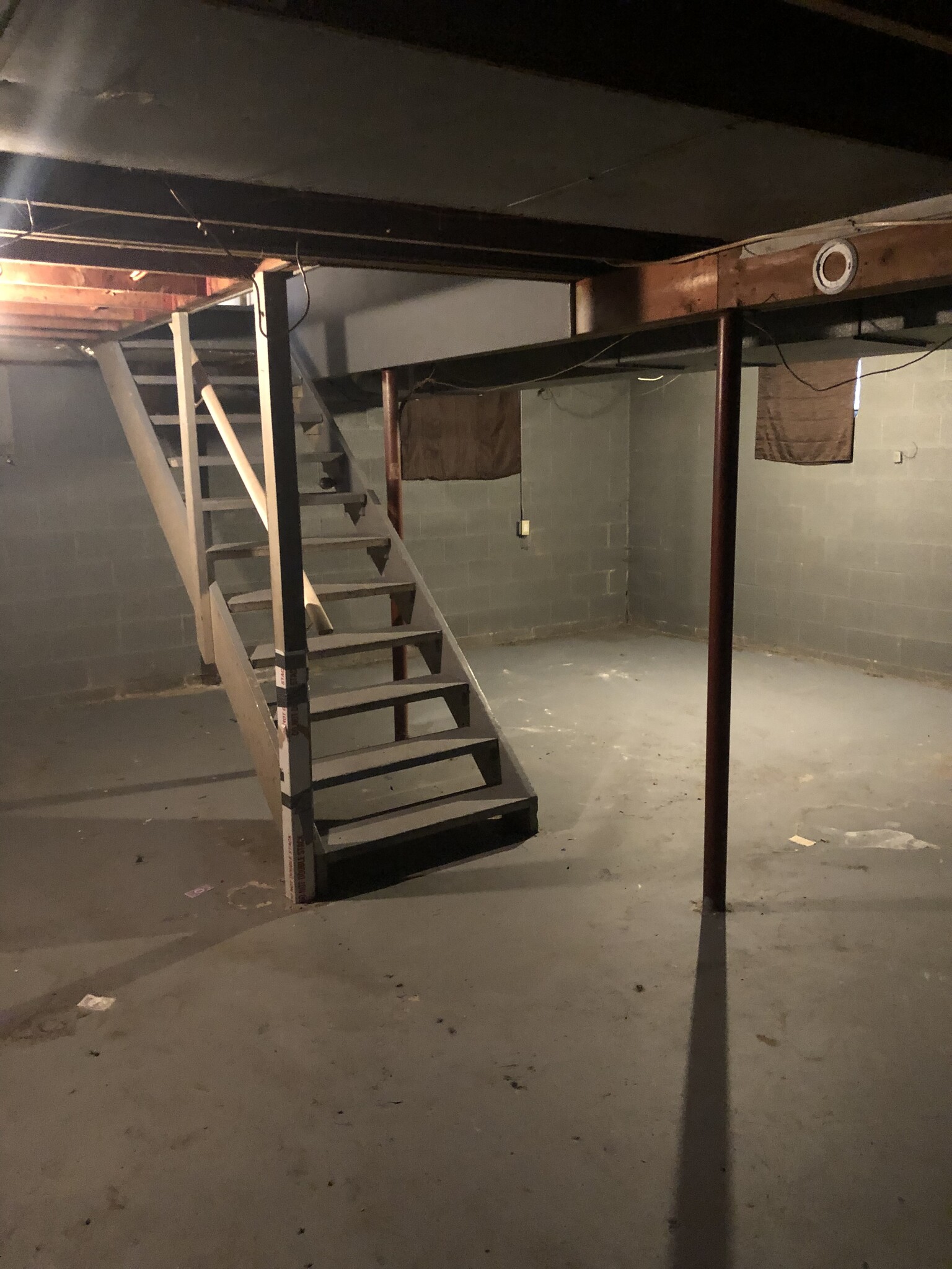 Building Photo - 1096 Silvercrest Ave
