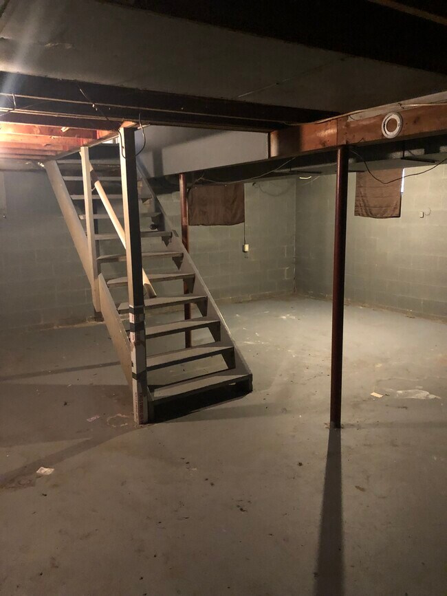 Building Photo - 1096 Silvercrest Ave