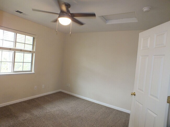 Building Photo - Cameron Park 2/1.5 townhouse style apt