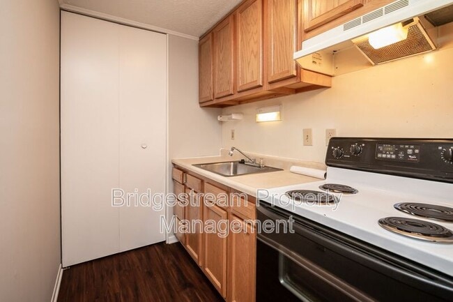Building Photo - 834 Randler Ave