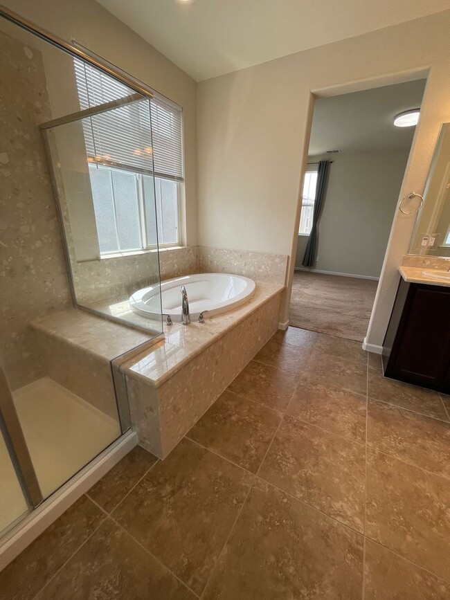 Building Photo - 3845 Lookout Dr