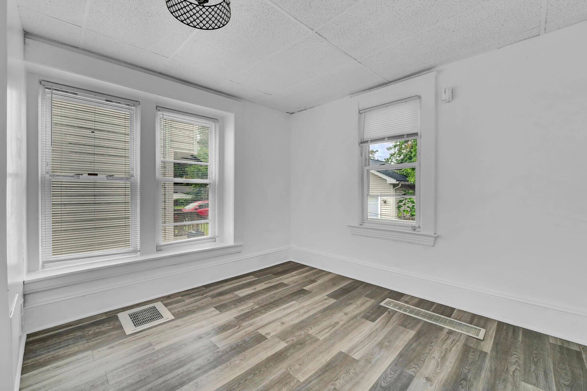 Building Photo - 1423 E 111th St