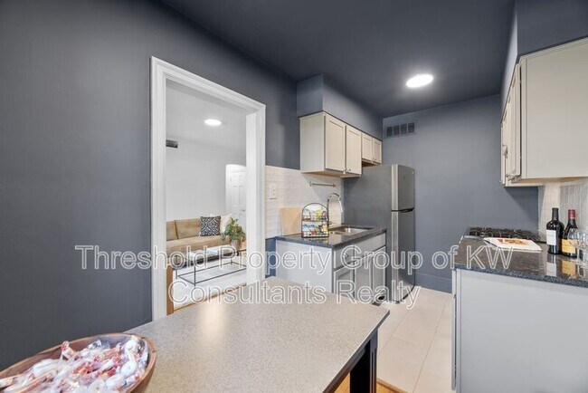 Building Photo - 451 E Town St