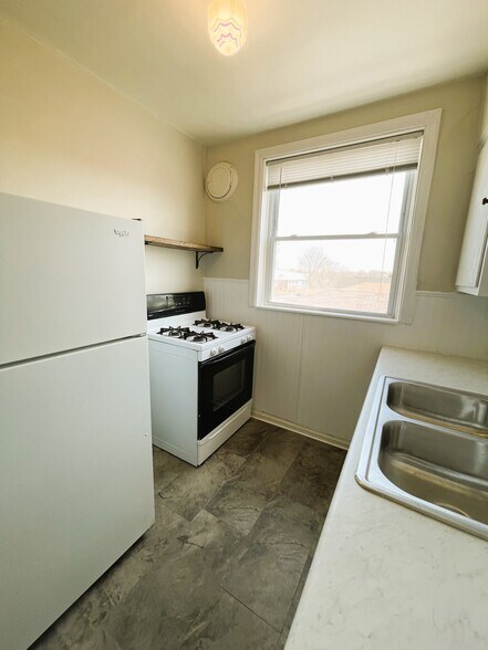 Building Photo - 4960 Fyler Ave