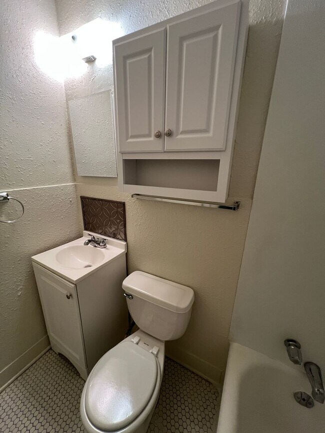 Building Photo - 1 Bed in the Paseo District