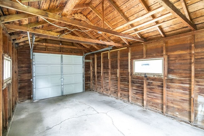 Building Photo - Recently Updated Single Family Home Available