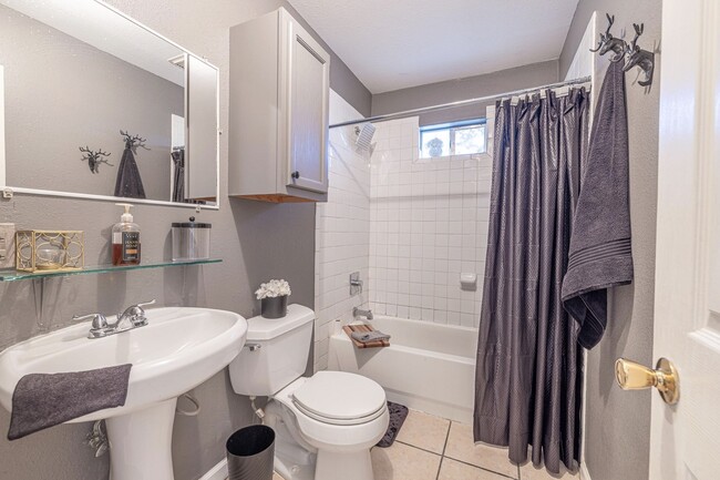 Building Photo - 305 N Ennis St