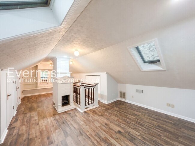Building Photo - 756 S Willett St