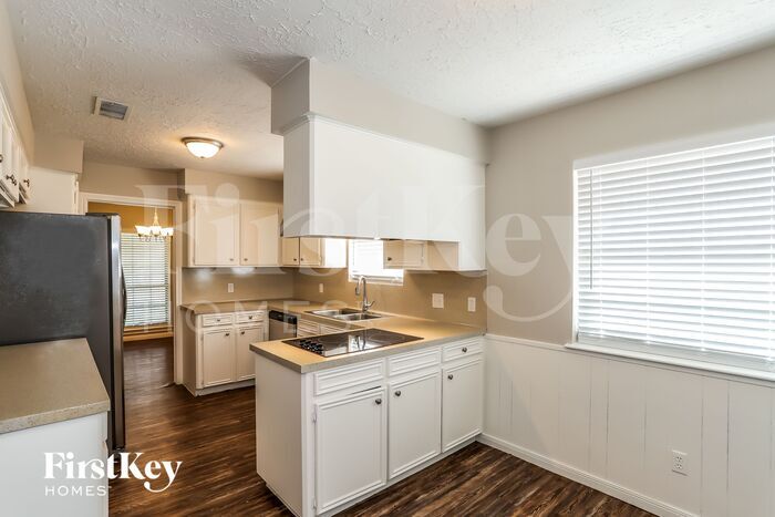 Building Photo - 15010 Chaseridge Dr