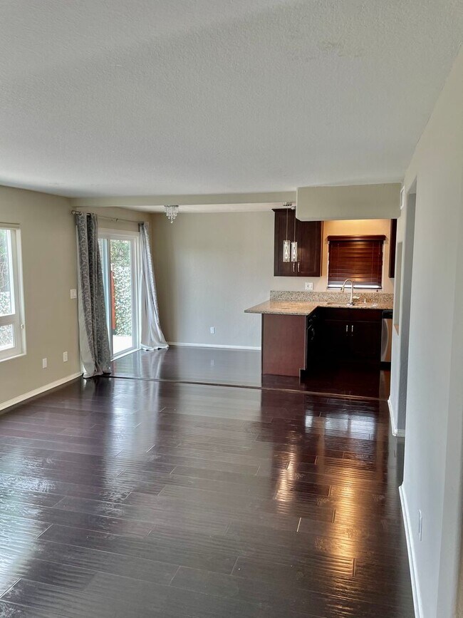 Building Photo - Large Fletcher Hills Home With 3 car Garag...
