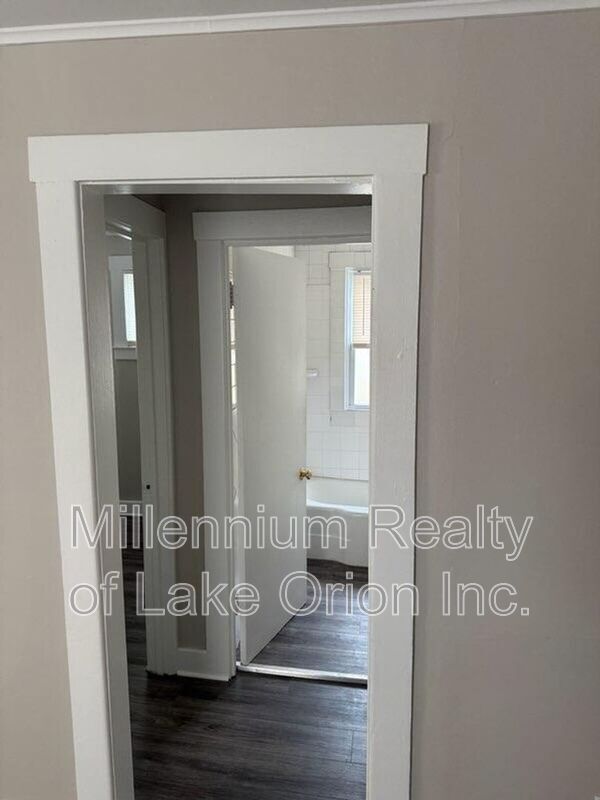 Building Photo - 154 W Madge Ave