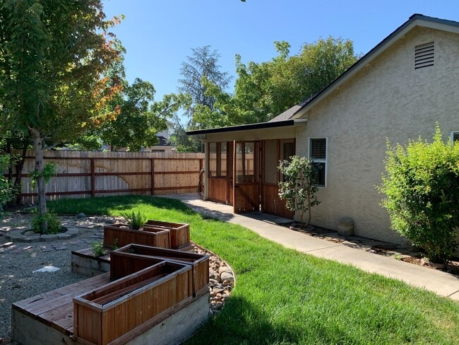 Building Photo - Updated 3 bedroom 2 bathroom close to Meri...