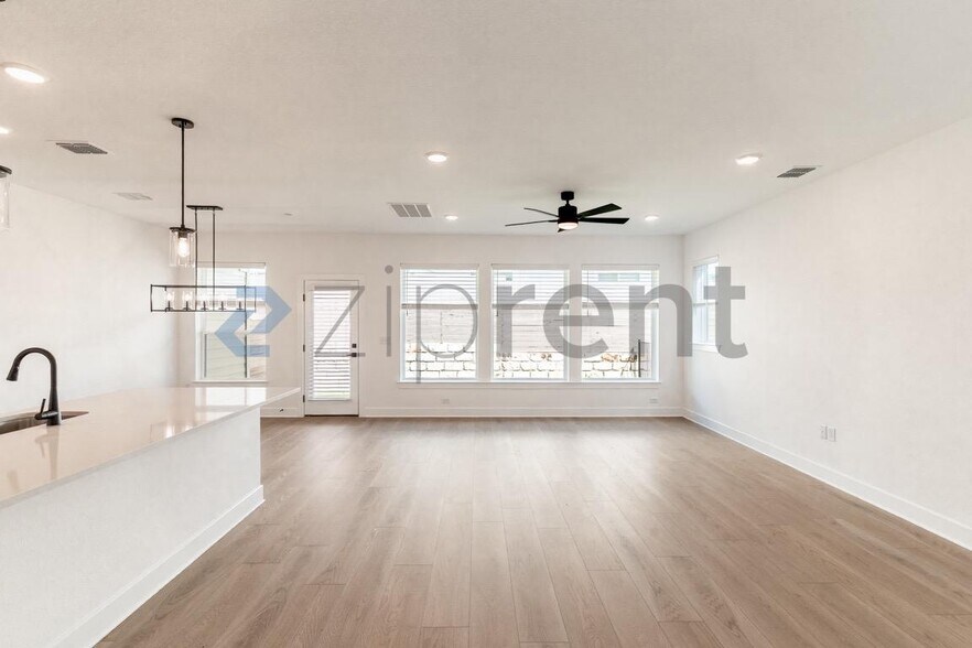 Building Photo - Unit B