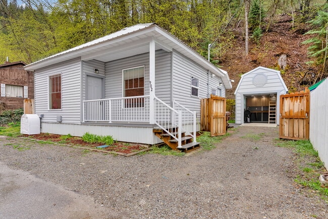 Building Photo - 902 Residence St