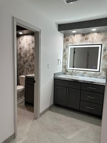 Master Bath - 3014 W Arch St