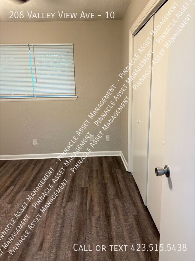 Building Photo - 208 Valley View Ave