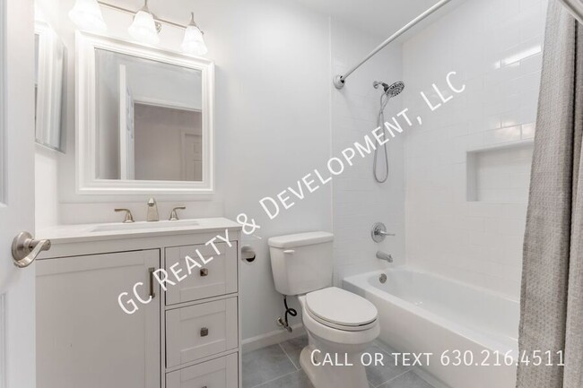 Building Photo - *** TWO WEEKS FREE RENT! 2600 SQ FT / 2 WE...