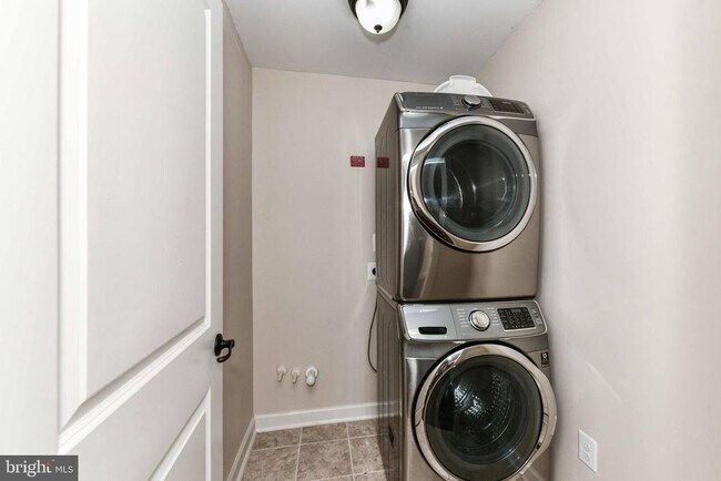 Building Photo - 3160 Yeager Dr