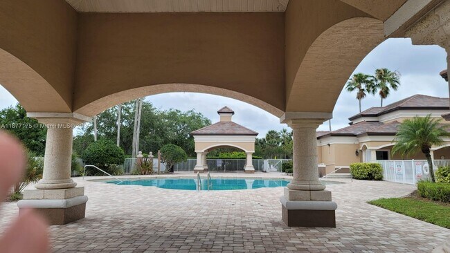 Building Photo - 13929 Fairway Island Dr