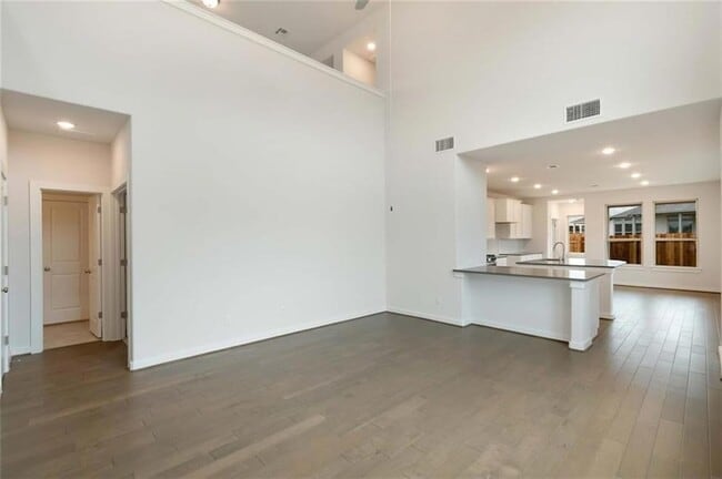 Building Photo - 205 Rosebush Dr